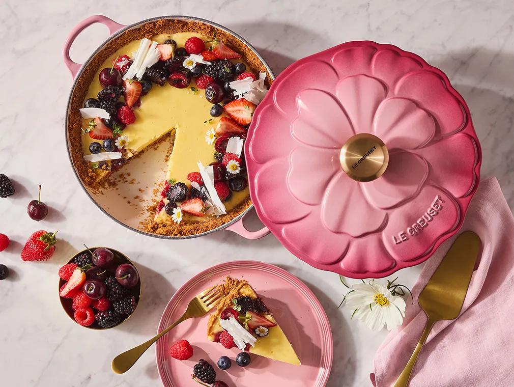 Käsekuchen mit weisser Schokolade und Beeren