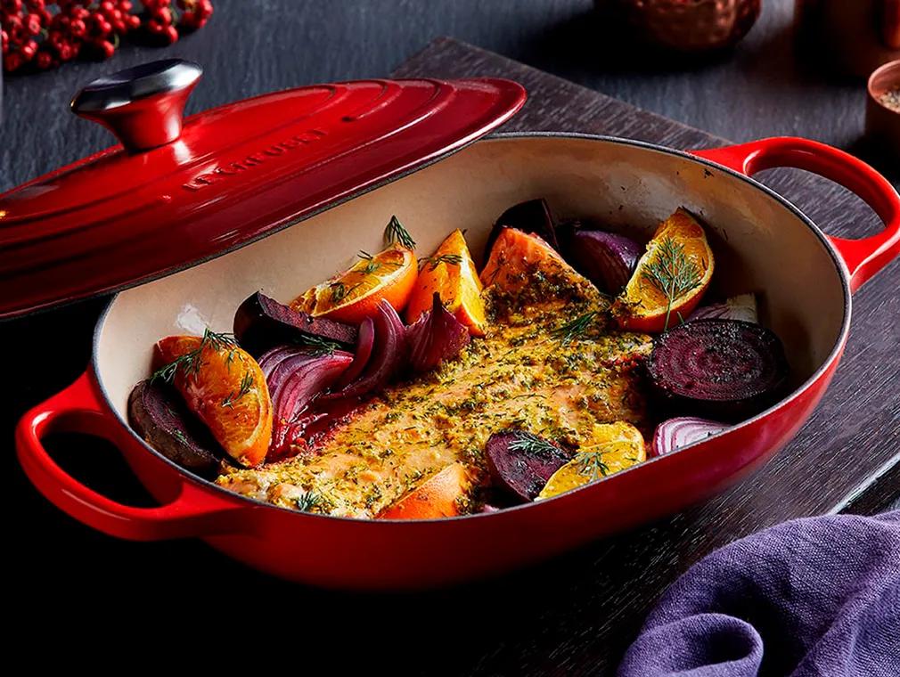 Filet de saumon rôti à l'orang, aux betteraves t à l’oignon rouge