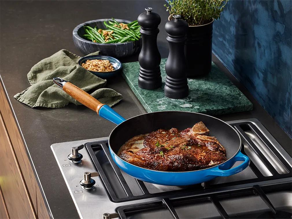 T-Bone-Steak mit schwarzer Knoblauchbutter und feinen grünen Bohnen