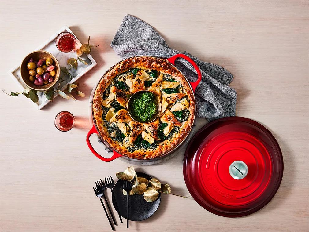 Brotkranz mit einer Füllung aus Spinat, Artischocken und Ricotta