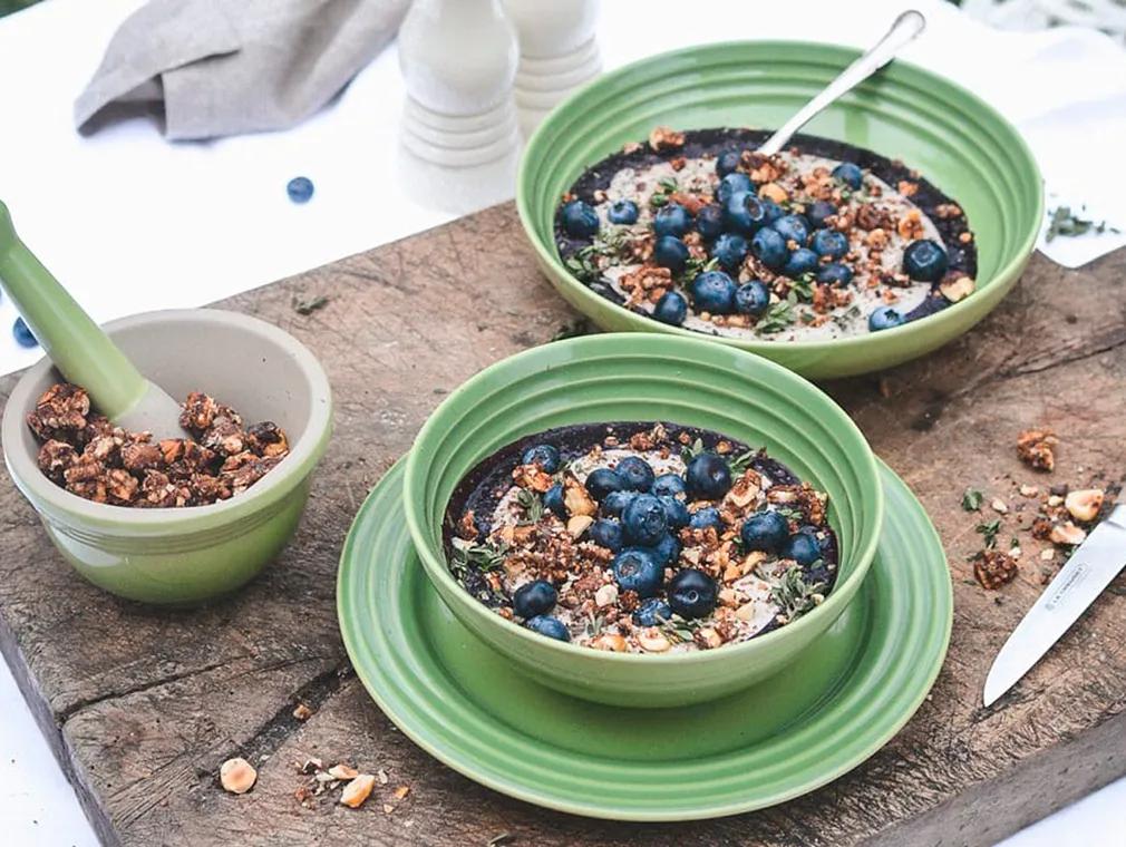 Cashew-Zimt-Vanille Creme mit heißen Blaubeeren