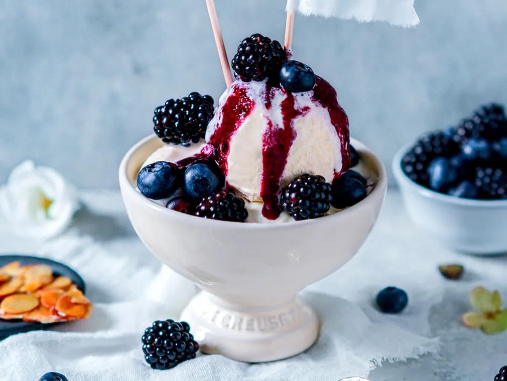 Parfait à l’amande et à la fève de tonka avec coulis à la mûre