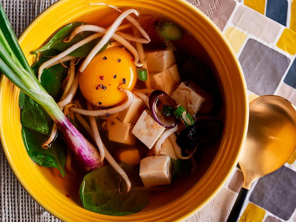 Soupe miso avec œuf et tofu