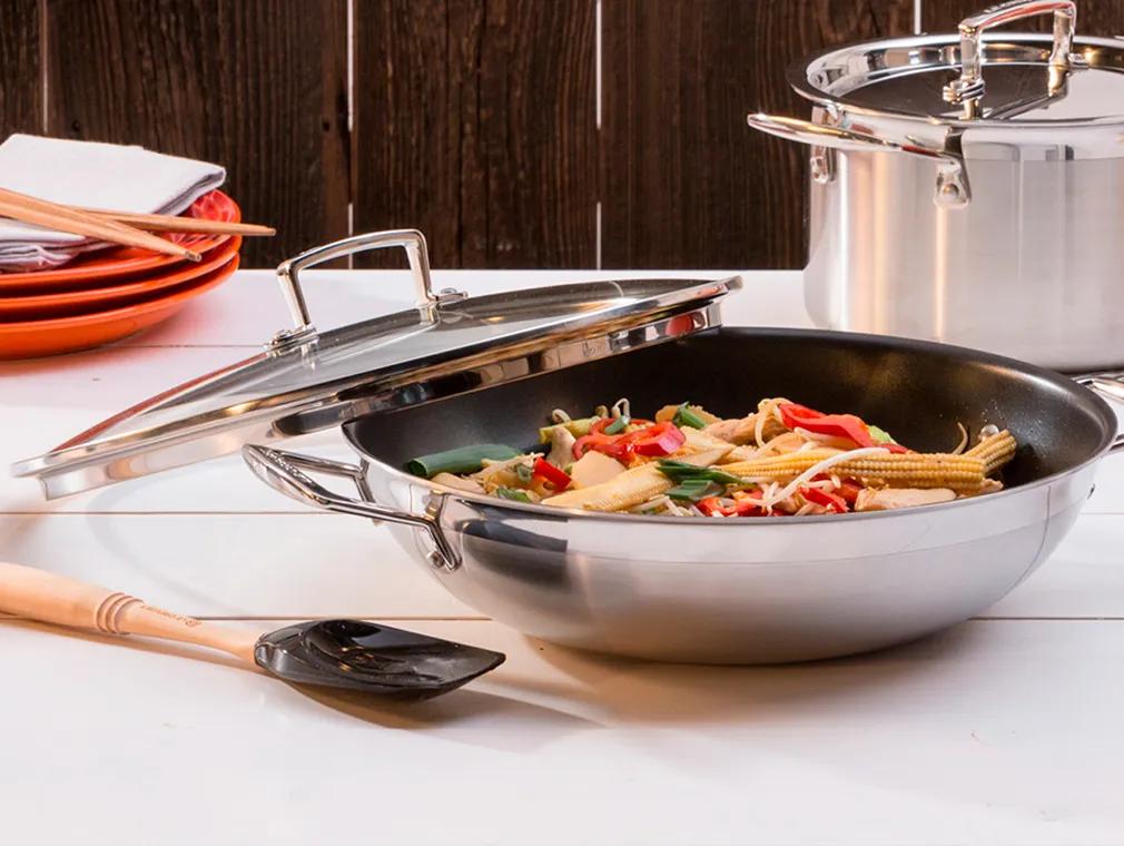Im Wok geschwenktes Zitronenhühnchen mit Gemüse