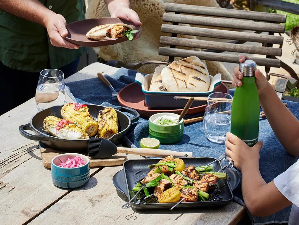 Brochettes de saumon grillé et oignons de printemps avec des pains pitas toastés