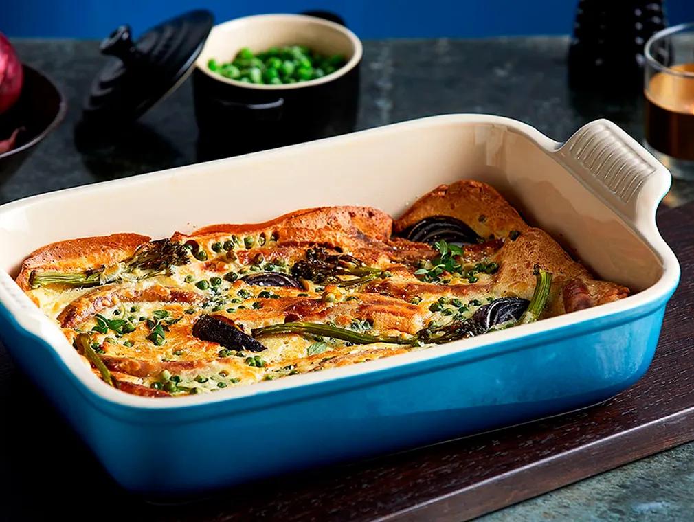 '‘Toad in the Hole‘‘ mit Chipolata-Würstchen und dreierlei Gemüse