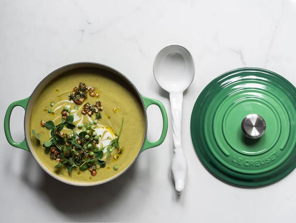 Soupe de petits pois et courgettes avec émulsion à la menthe et aux amandes