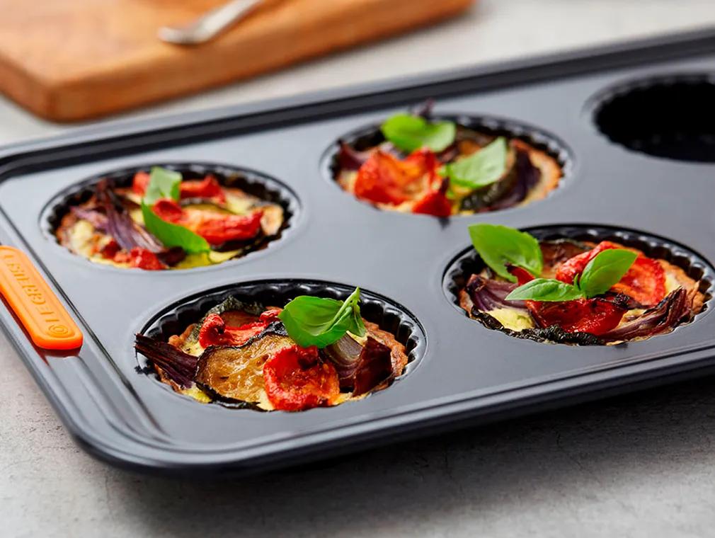 Tartes mit geröstetem Gemüse und Parmesanboden