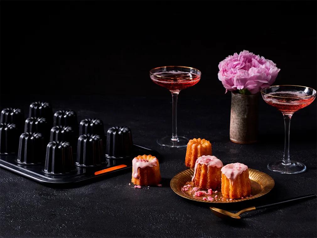 Cannelé mit Mandelmilch und rosafarbener Schokolade