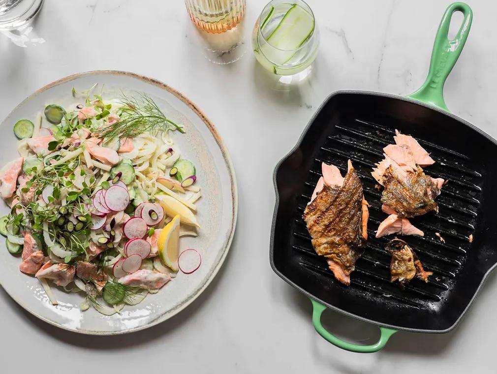 Gurken-Apfel-Krautsalat mit gebratener Forelle und Kapernäpfeln