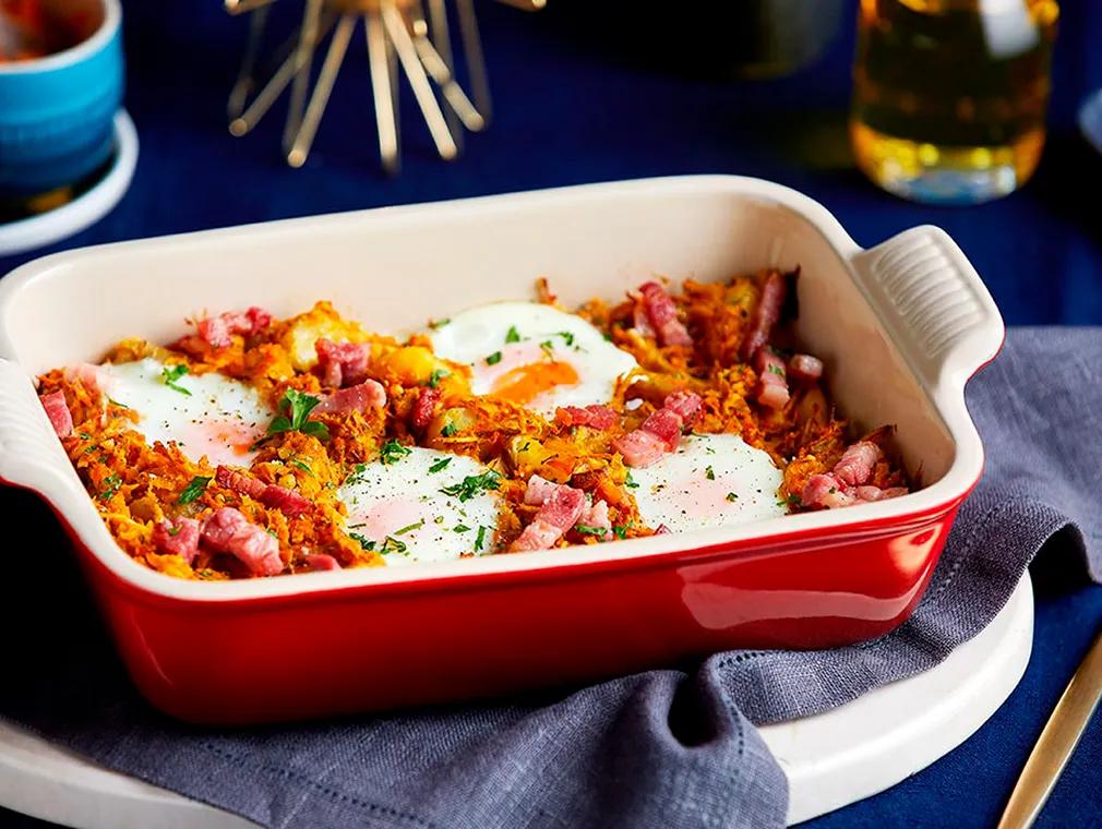 '‘Bubble and Squeak‘‘ mit gebackenen Eiern und knusprigen Speckwürfeln