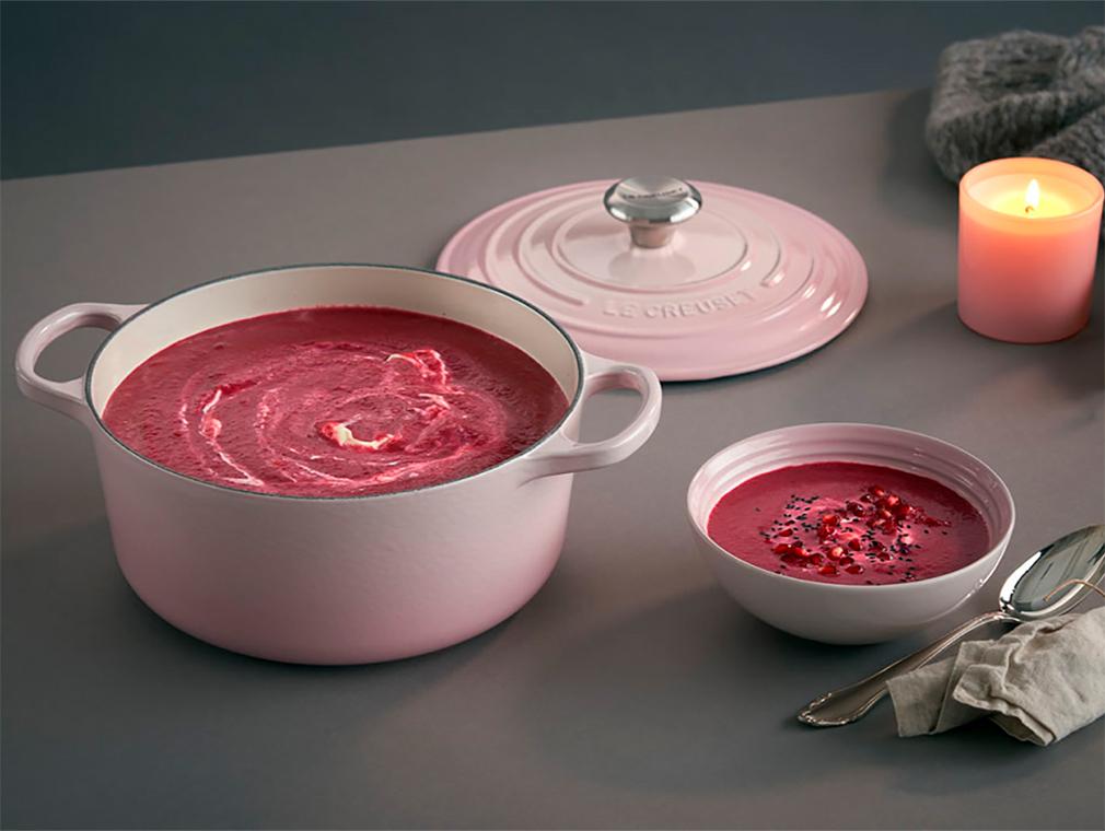 Soupe de betteraves à la crème fraîche et aux perles de grenade