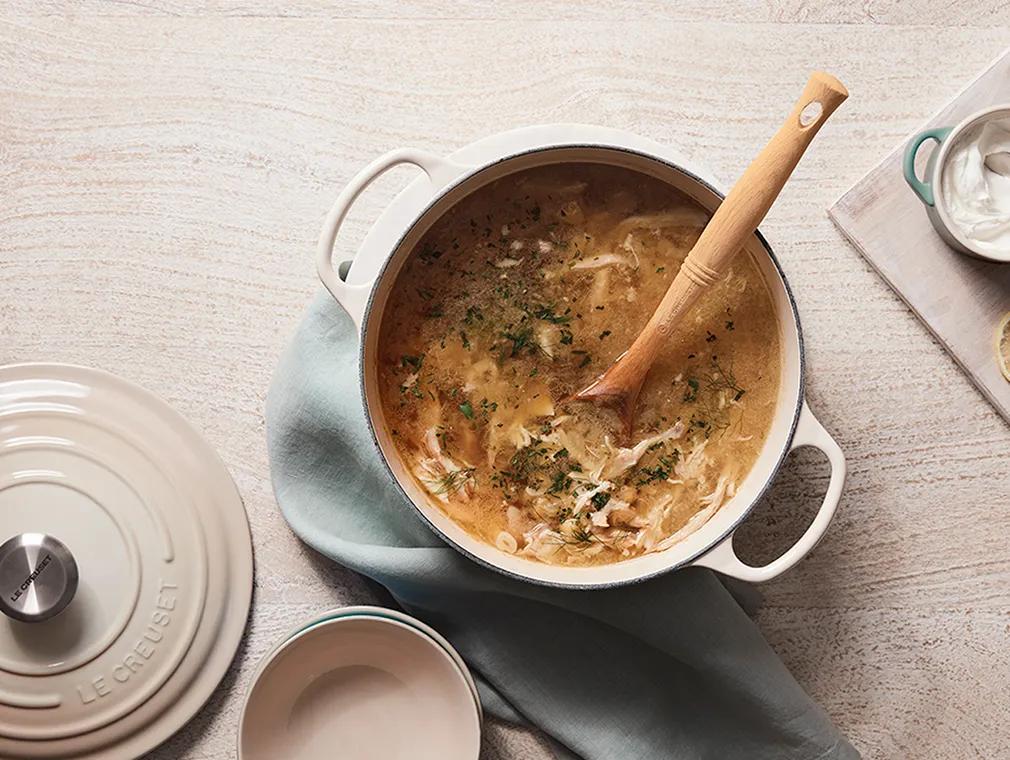 Griechische hühnersuppe mit zitrone