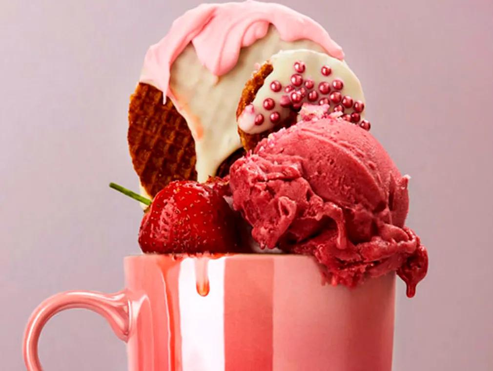 Pinker Sommer Sundae mit Karamellwaffeln
