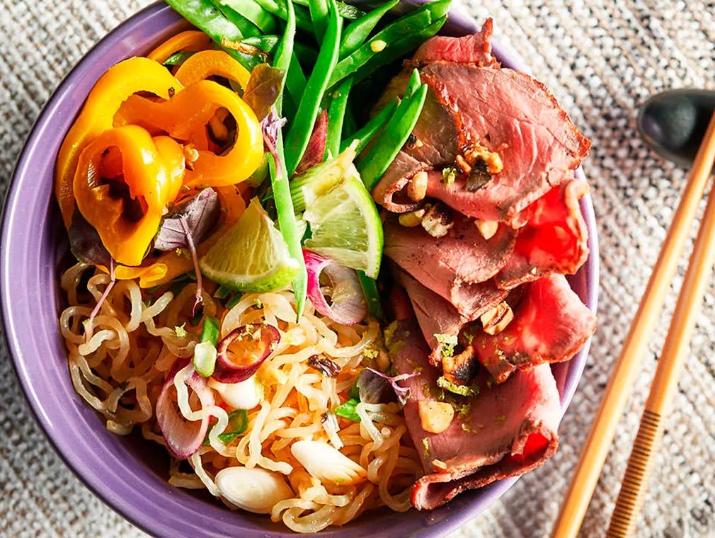 Salade de pâtes thaï servie avec du rosbif