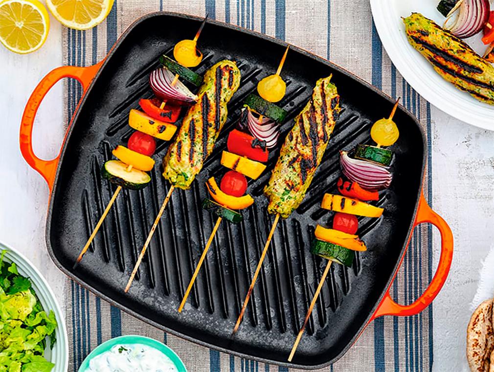 Brochettes de légumes méditerranéens et brochettes de keftas de poulet