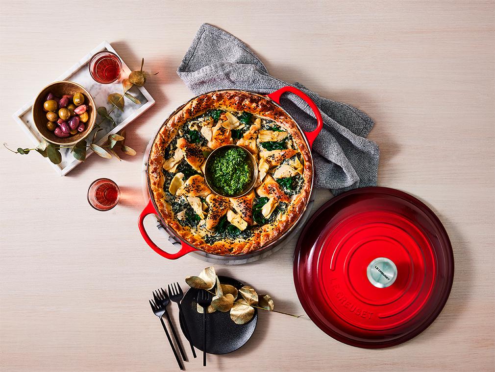 Brotkranz mit einer Füllung aus Spinat, Artischocken und Ricotta