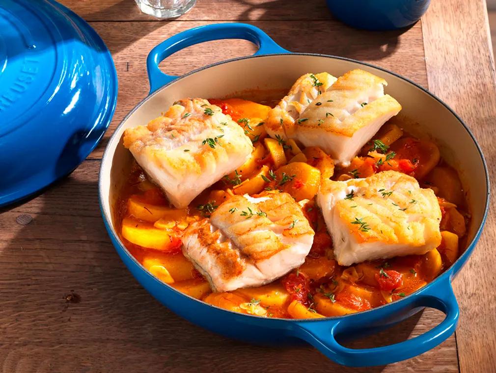 Gebackener Kabeljau auf geschmorten Safran-Kartoffeln und Tomaten