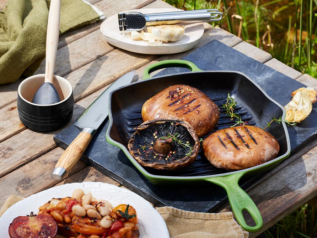 Gegrillte braune Champignons mit Ciabatta und Cowboy-Bohnen