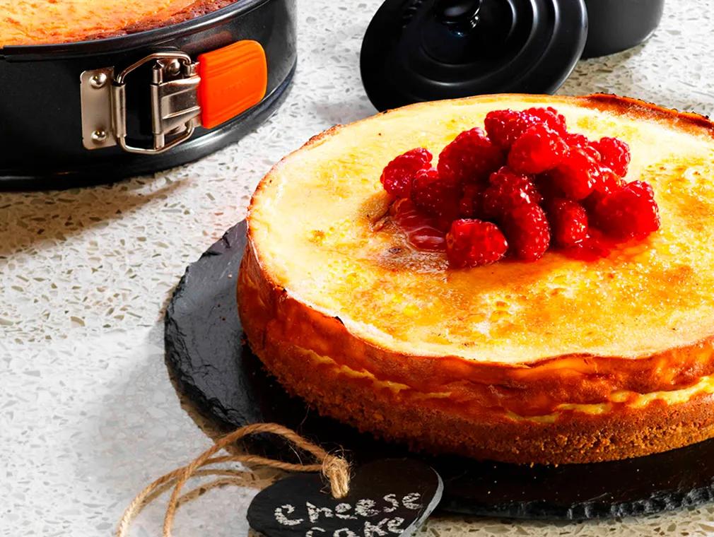 Gâteau vanille/fromage avec croûte sucrée et sauce fraîche aux framboises