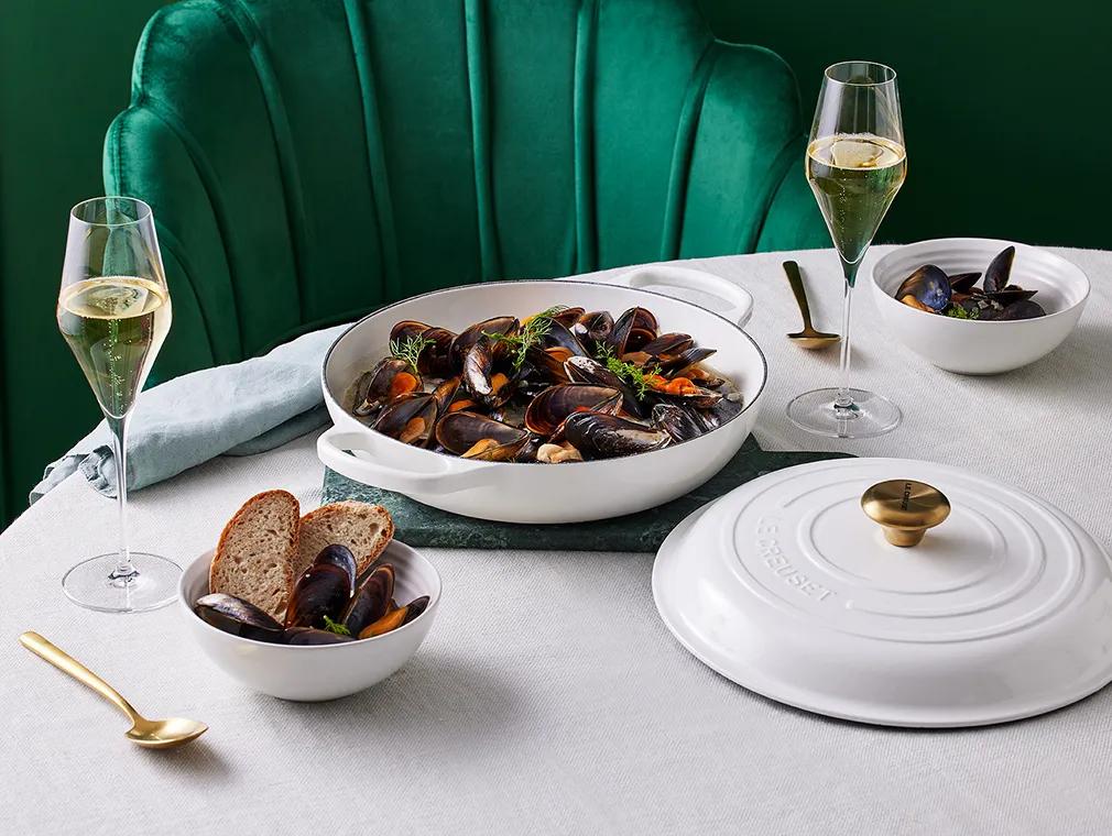 Faitout de moules au vin pétillant et à l’ail