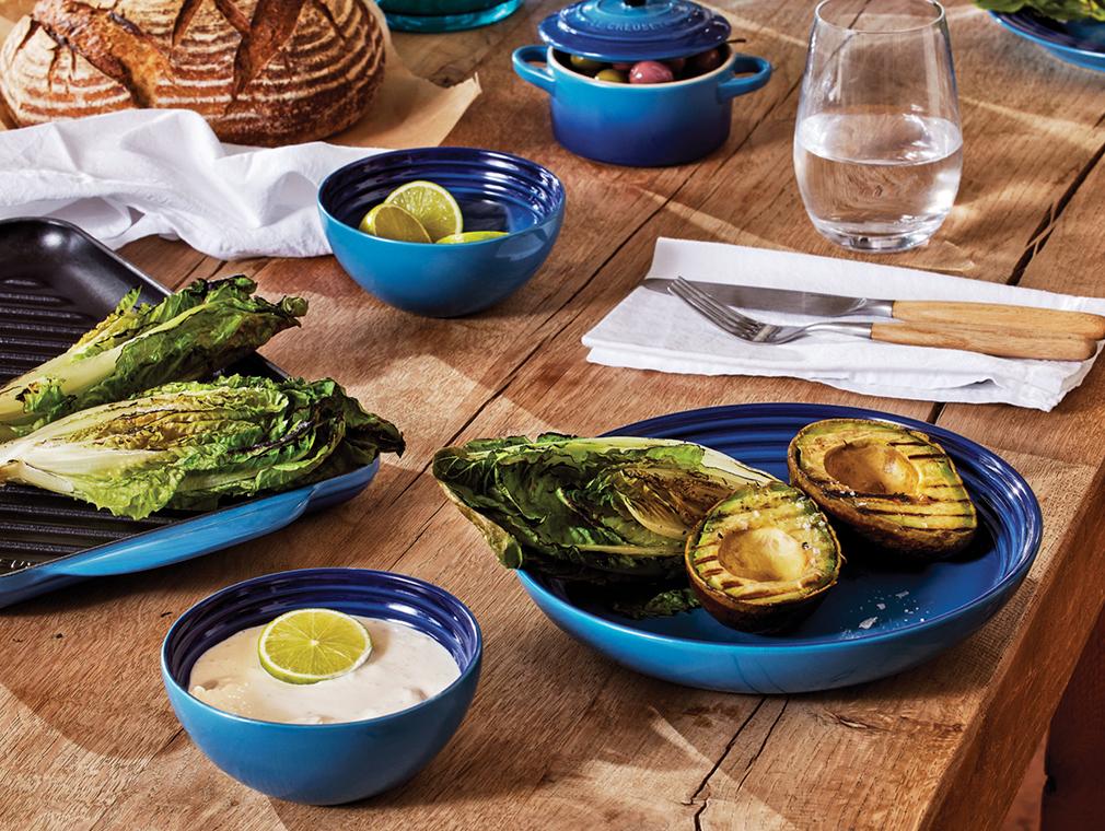 Gebratene Salatherzen und Avocado mit Crème-Fraiche-Dressing