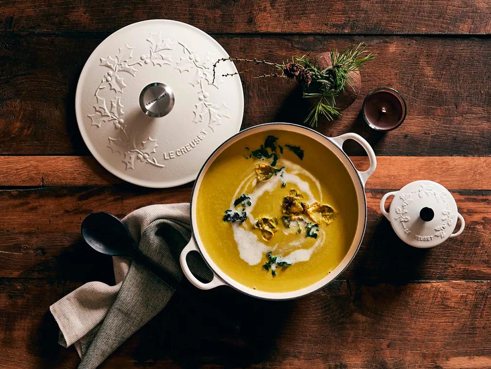 Soupe de choux de Bruxelles au curry et lait de coco