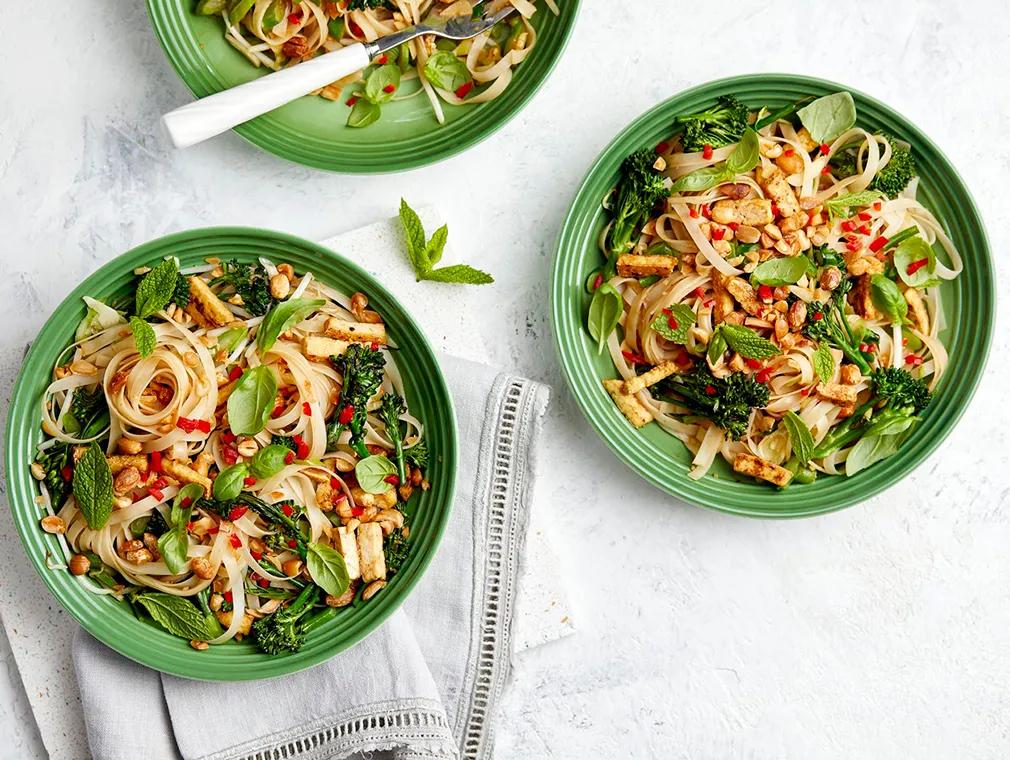 Pad Thai mit knusprigem Tofu und Brokkoli