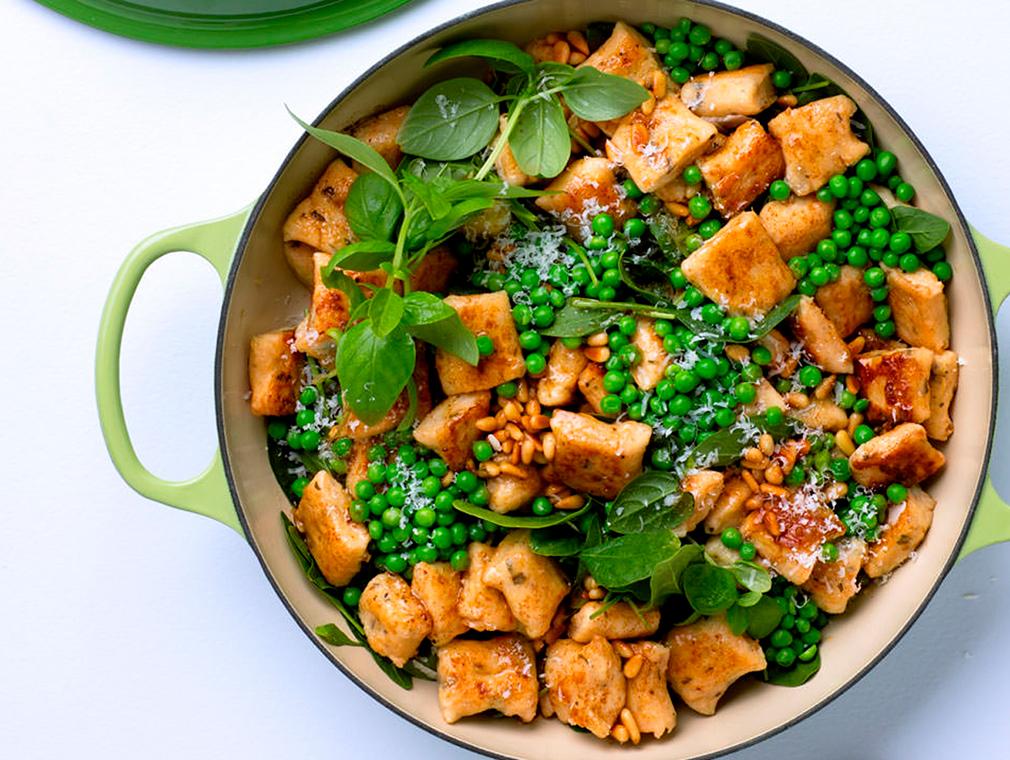 Gnocchis au beurre citronne´, pousses de jeunes epinards et petit pois
