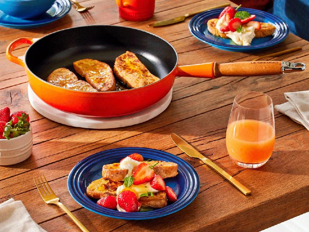 French Toast mit Zimt und Beeren der Saison