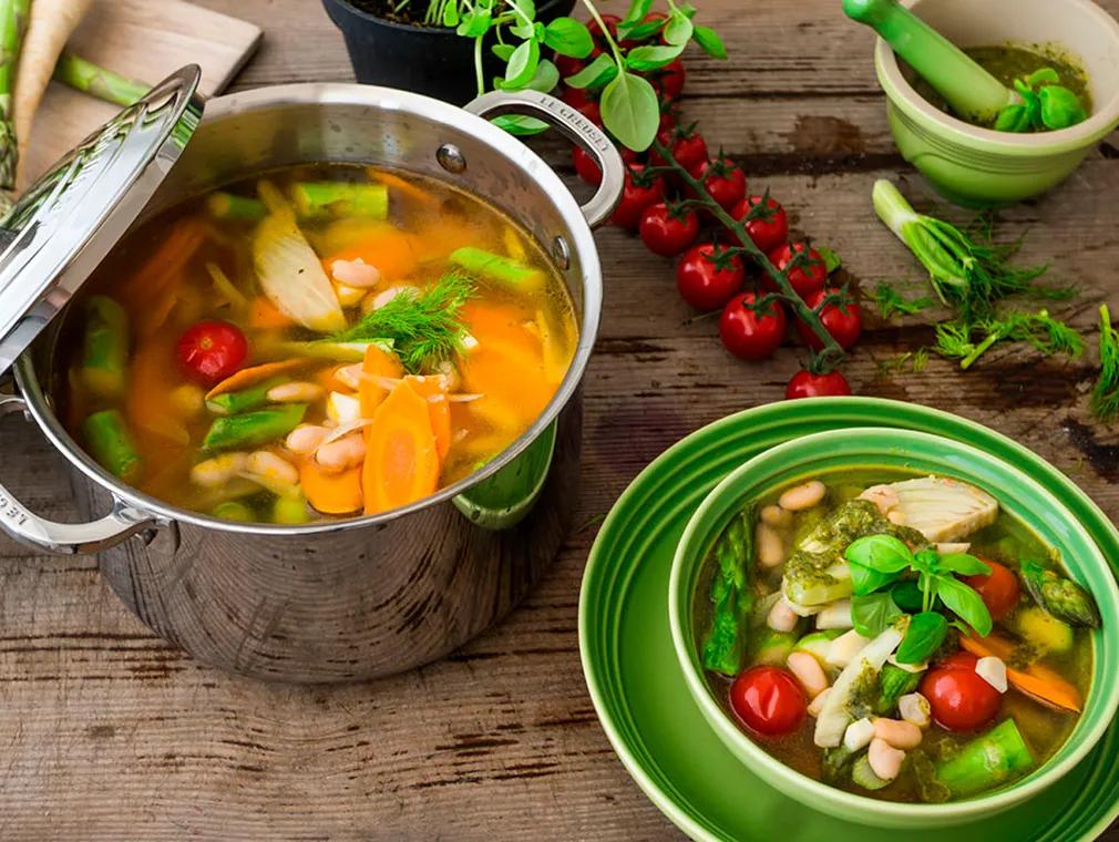 Soupe printanière au pesto