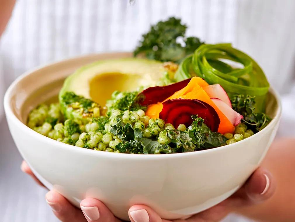 Couscous géant et mélange de dukkah, d'avocat et de sauce verte