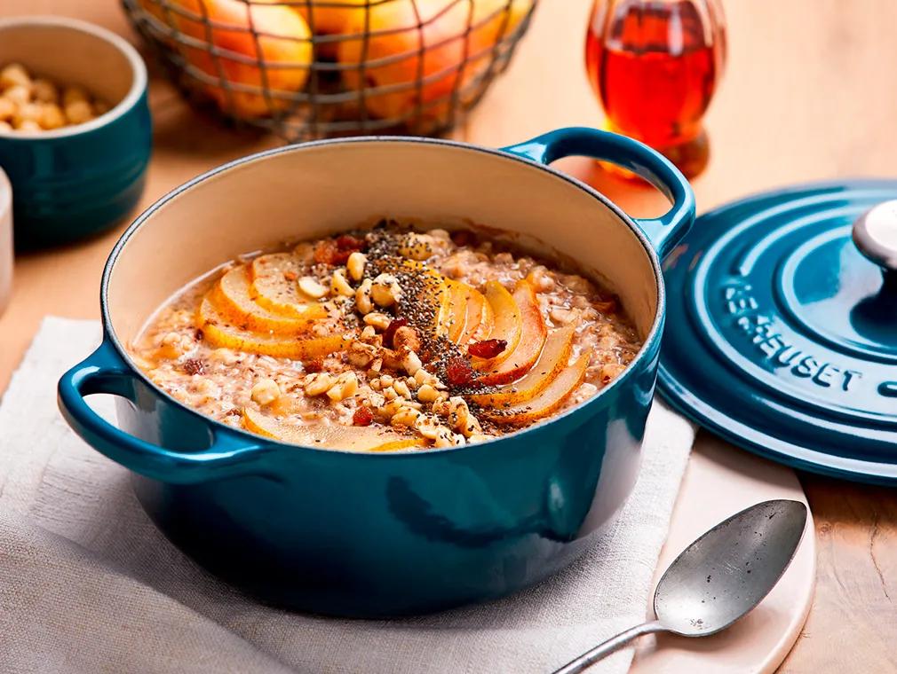 Porridge aus dem Ofen mit Birnen in Ahornsirup, Sultaninen und Haselnüssen