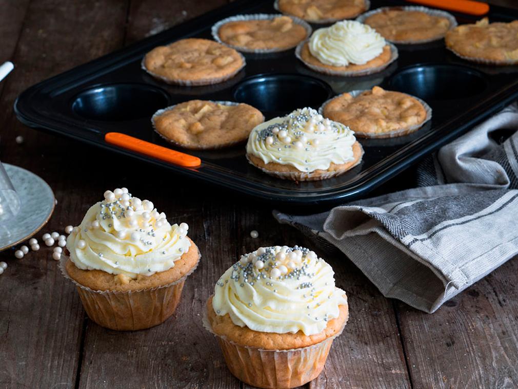 Cupcakes pomme-cannelle avec glaçage au fromage frais et vermicelles colorés